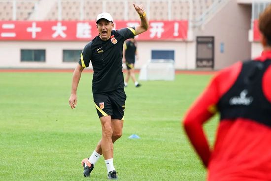 上半场伤停补时1分钟，半场结束拜仁暂2-1沃尔夫斯堡。